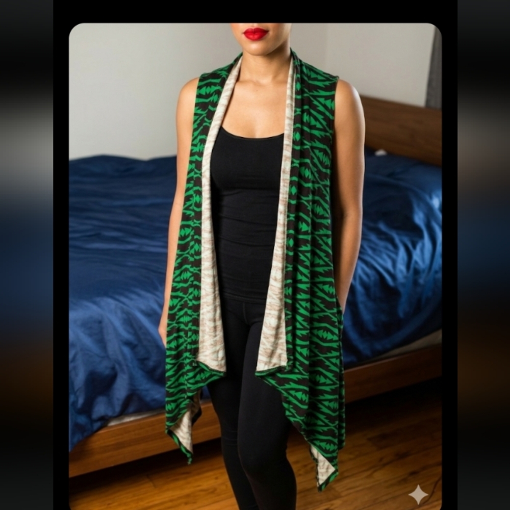 Azules Green and Cream Draped Sleeveless Vest 19 inches p2p 35 inch long